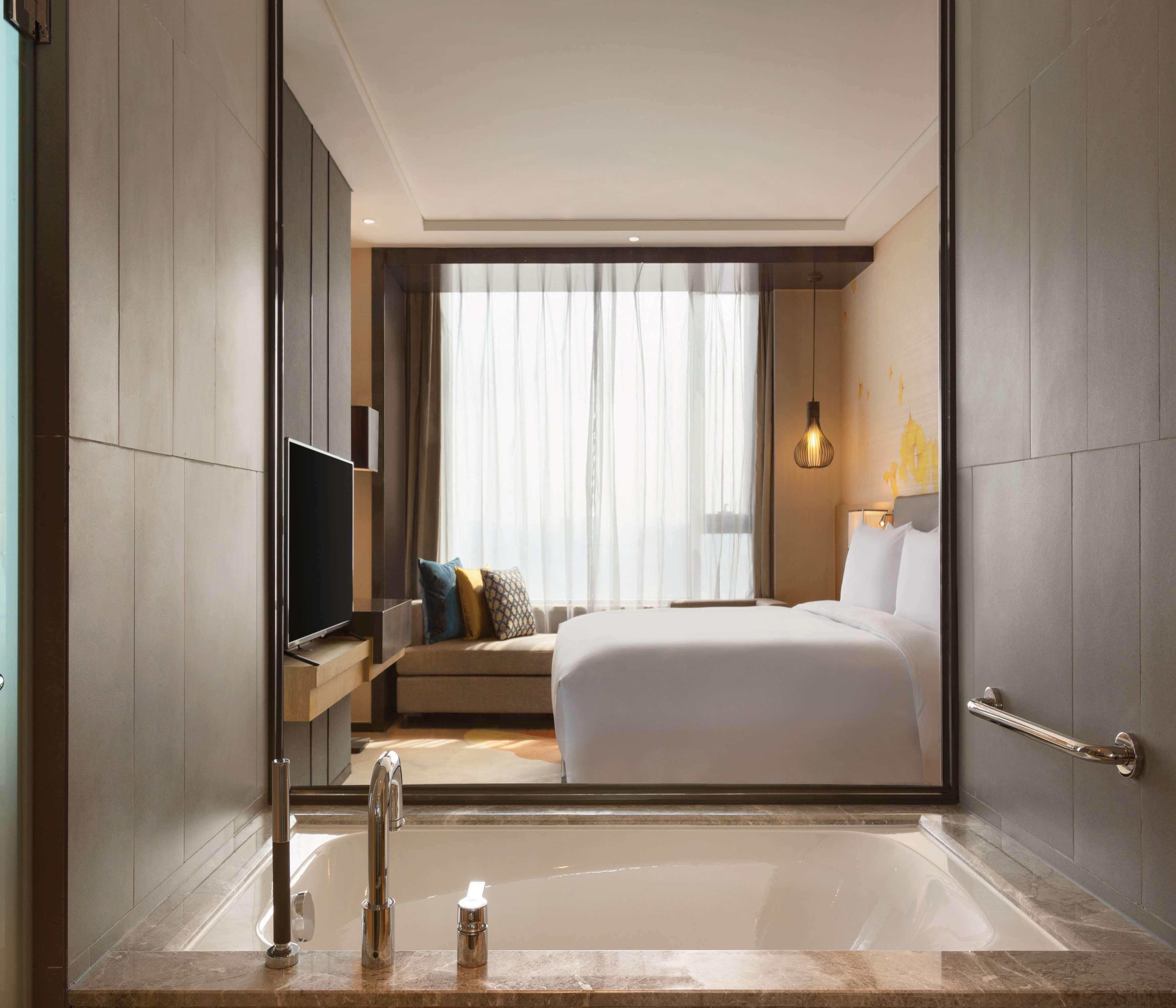 Hilton Garden Inn Dandong Exteriör bild