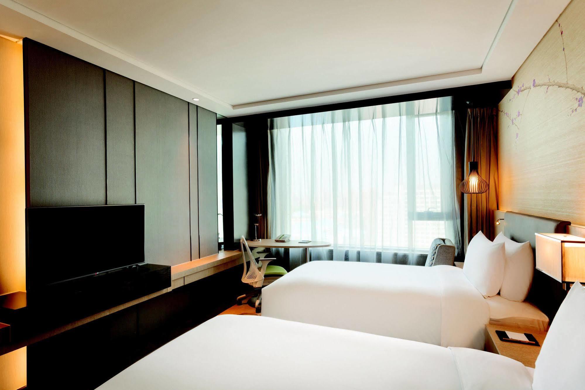Hilton Garden Inn Dandong Exteriör bild